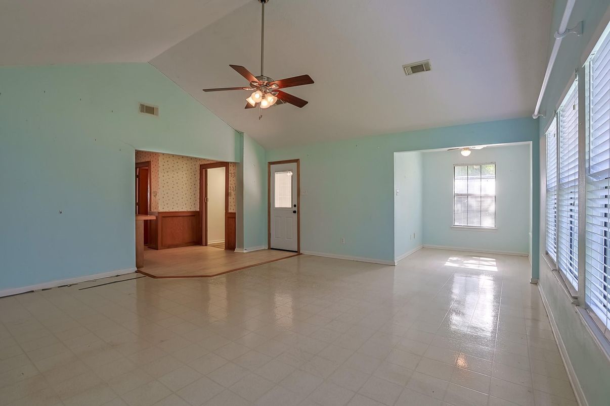 Empty room, Interior