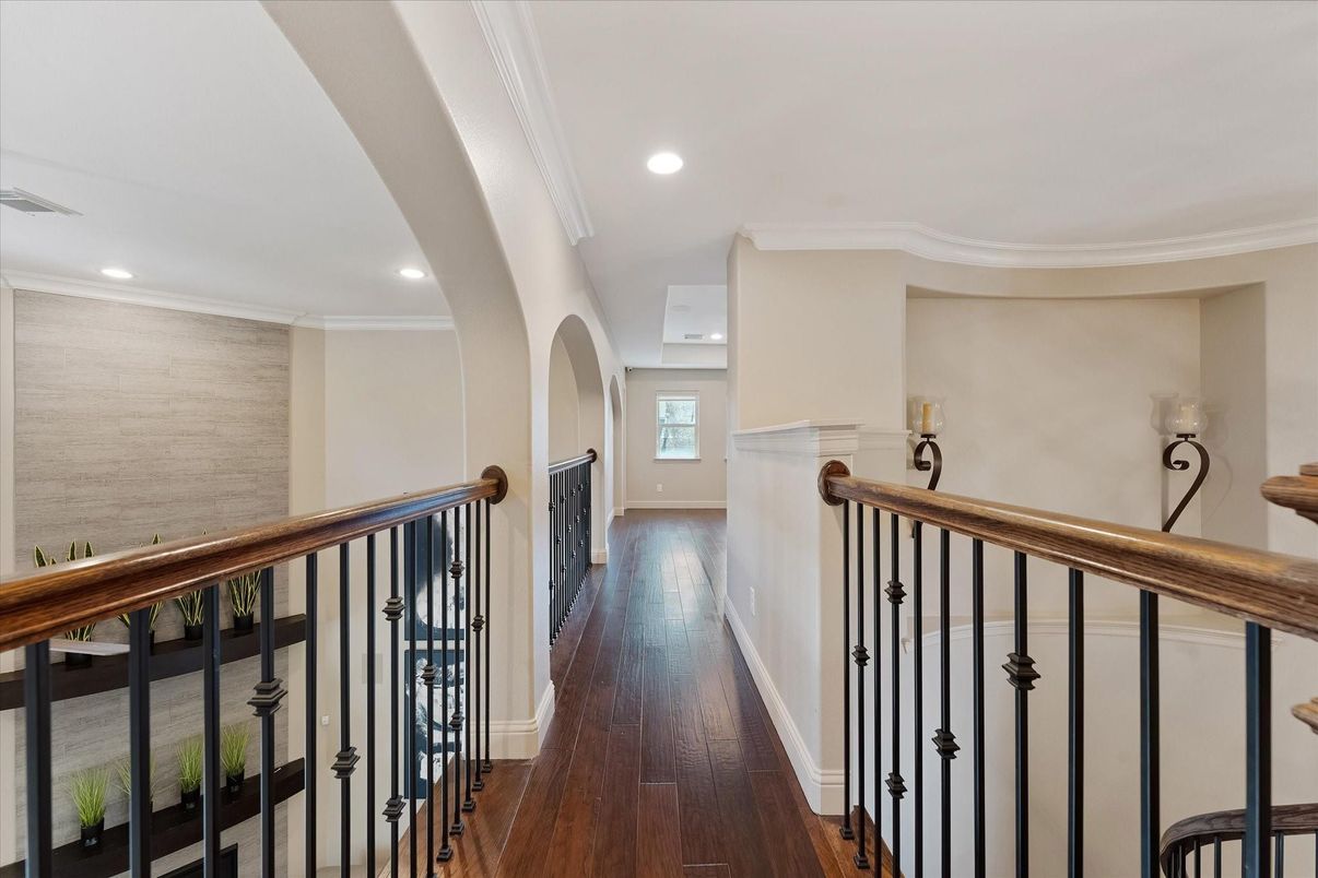 Interior, Recessed Lighting, Wood Texture Flooring