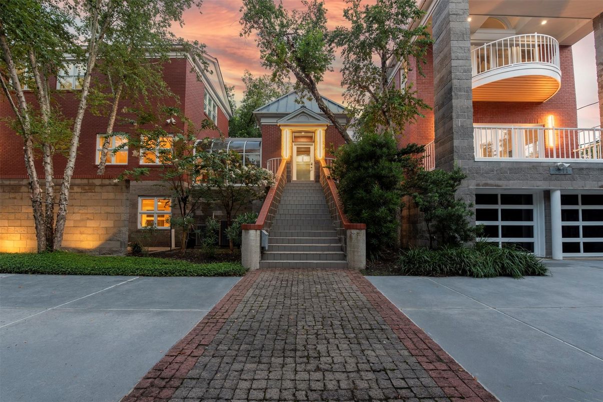 Exterior, Facade, Rowhouse