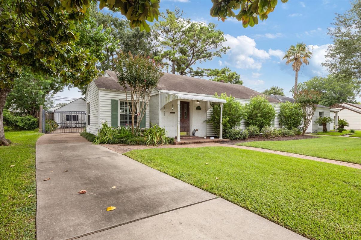 Backyard, Exterior, Facade, Ranch