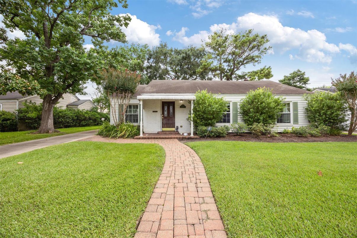Backyard, Exterior, Facade, Ranch