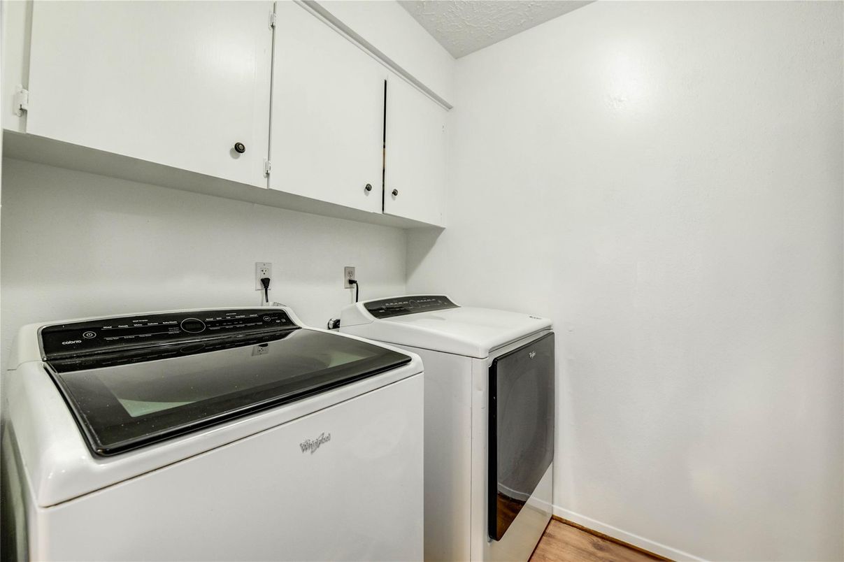 Interior, Washer, Wood Texture Flooring