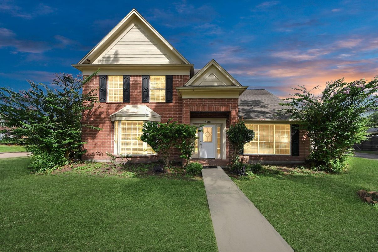 Exterior, Facade, Brick Facade, Queen Anne Victorian