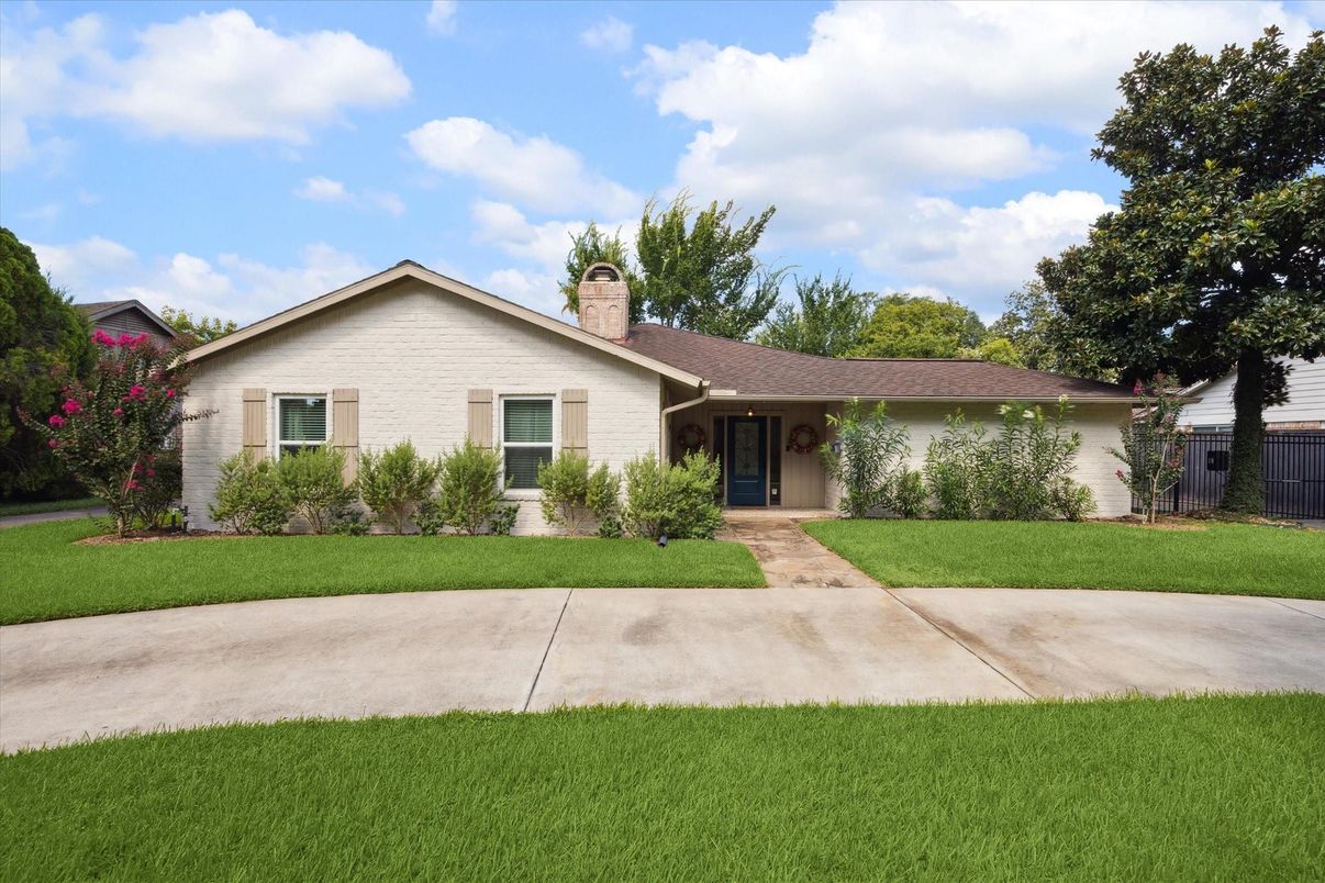 Backyard, Exterior, Facade, Ranch