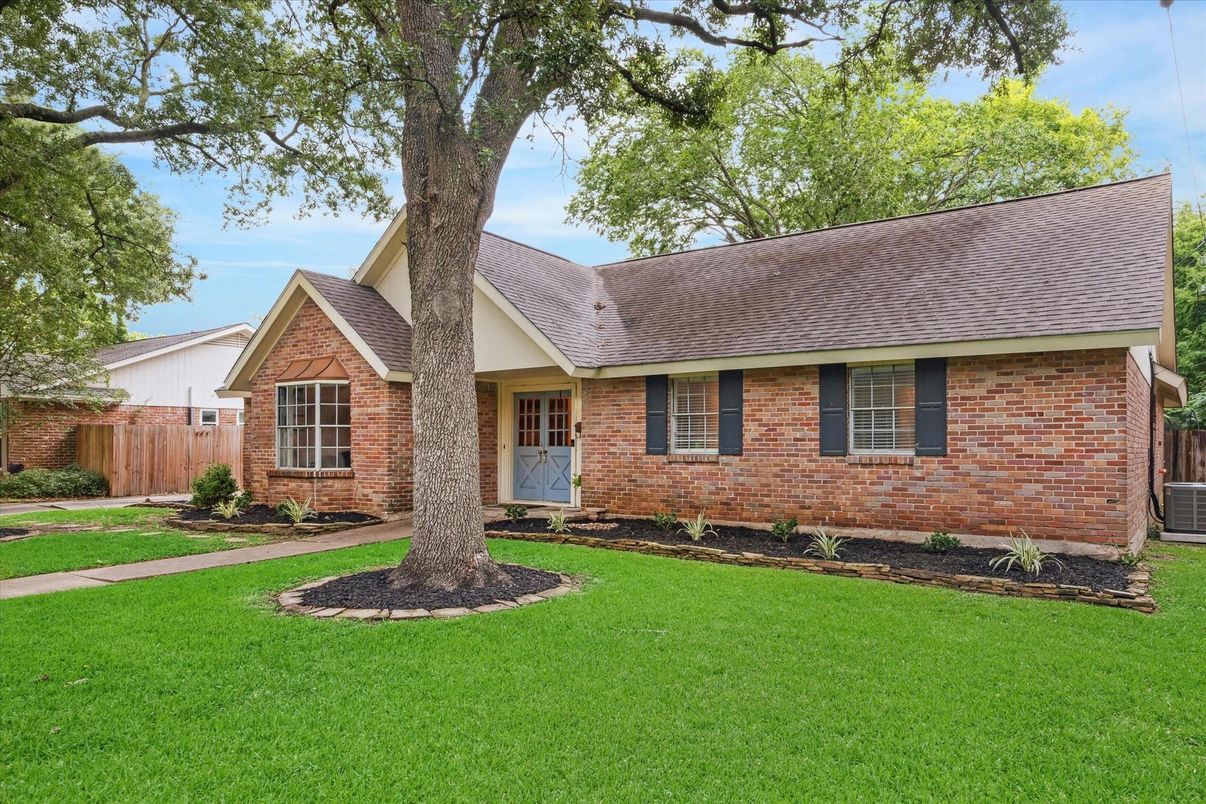 Exterior, Facade, Brick Facade, Ranch