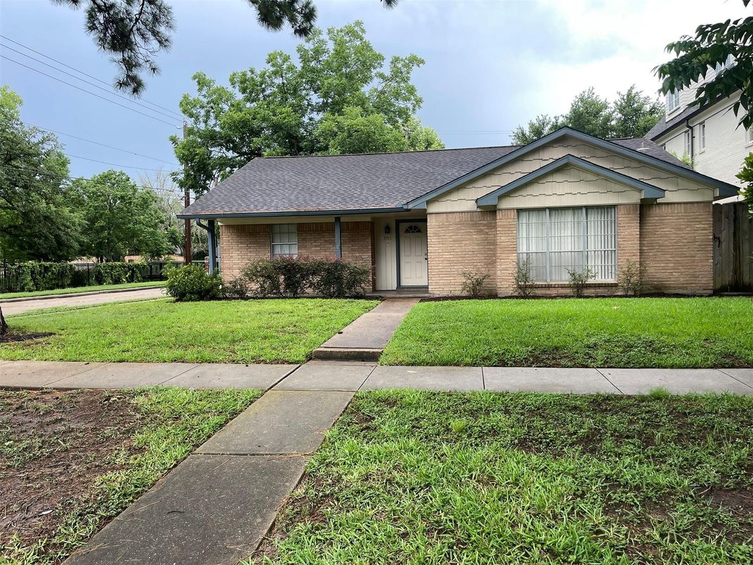 Exterior, Facade, Brick Facade, Ranch