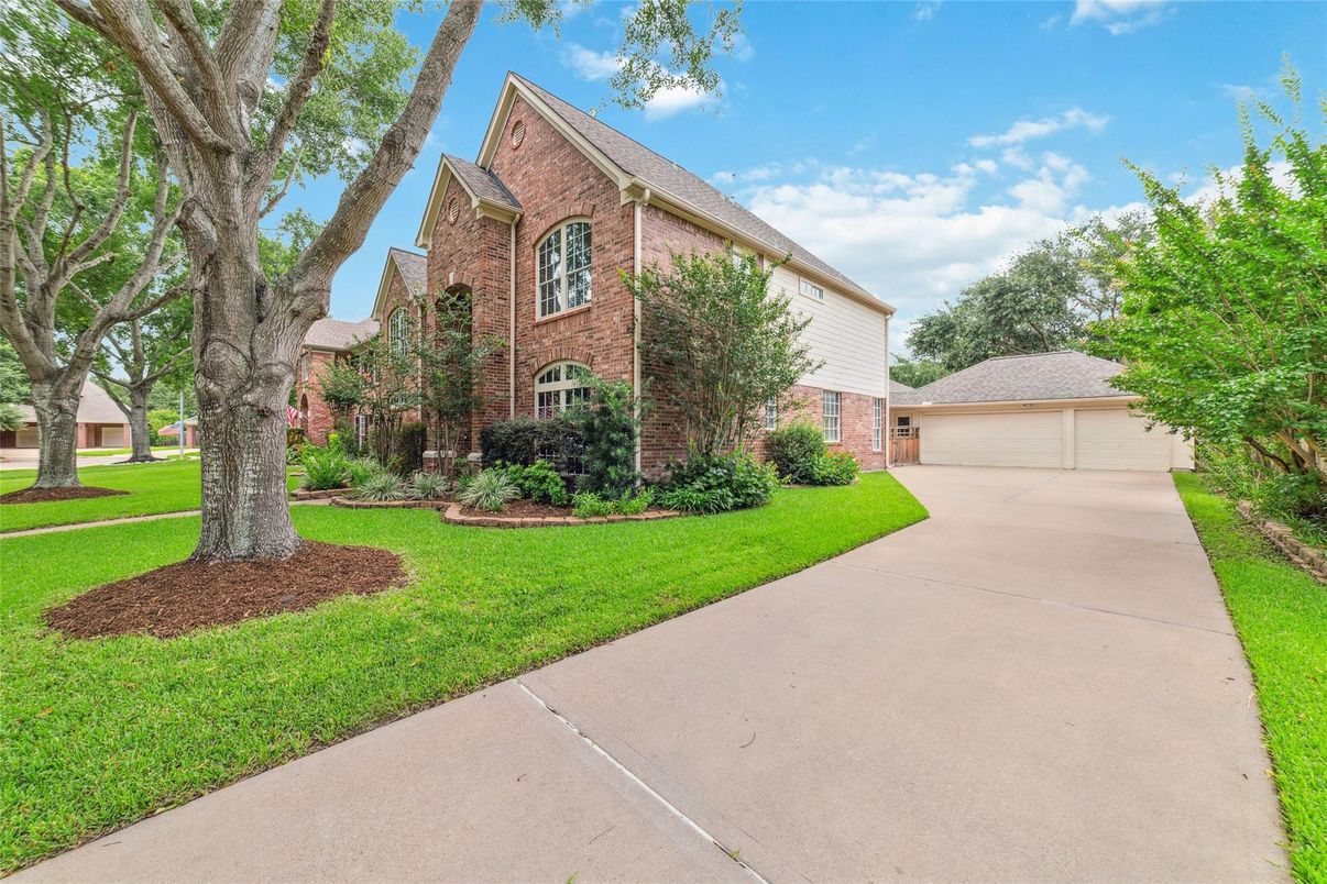 Backyard, Detached Garage, Exterior, Facade, Brick Facade, Brick Traditional