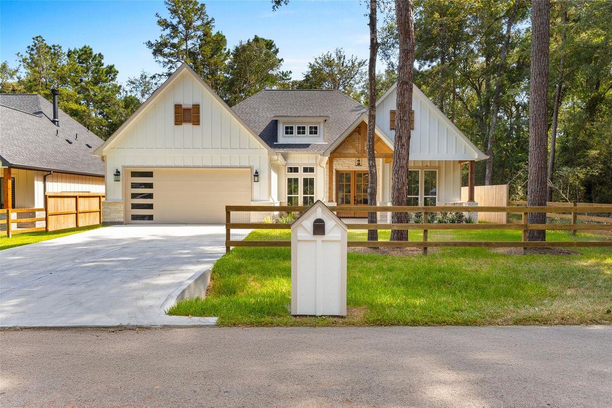 Attached, Exterior, Facade, Farmhouse