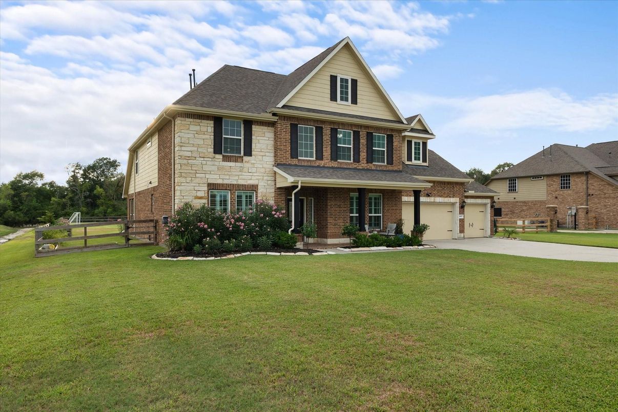 Attached, Exterior, Facade, Brick Facade, Georgian