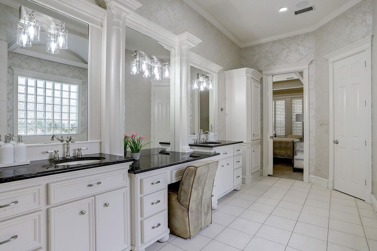 Bathroom, Dual Sink Vanities, Interior, Recessed Lighting
