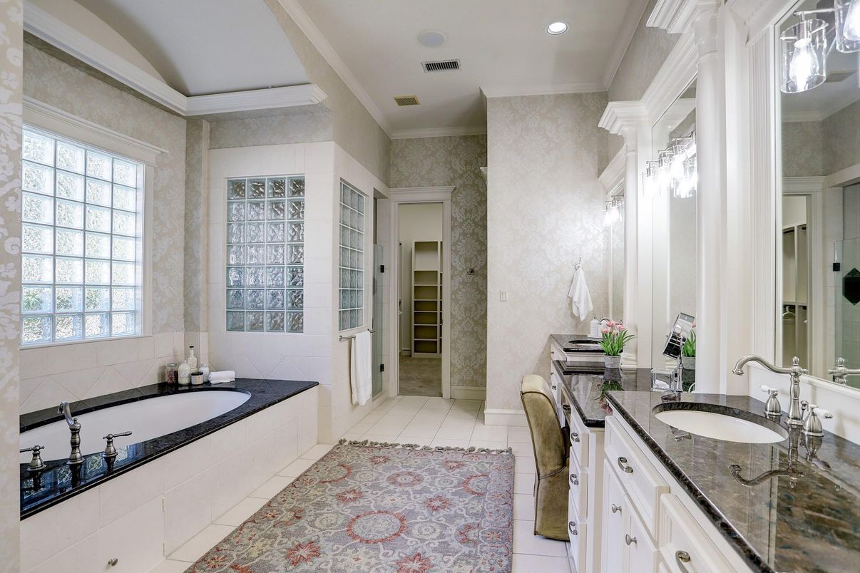 Bathroom, Dual Sink Vanities, Interior, Recessed Lighting