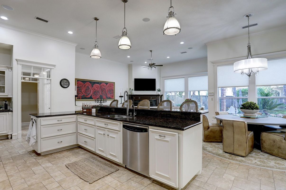 Dining room, Interior, Kitchen, Pendant Lights, Recessed Lighting, Stainless Steel Appliances