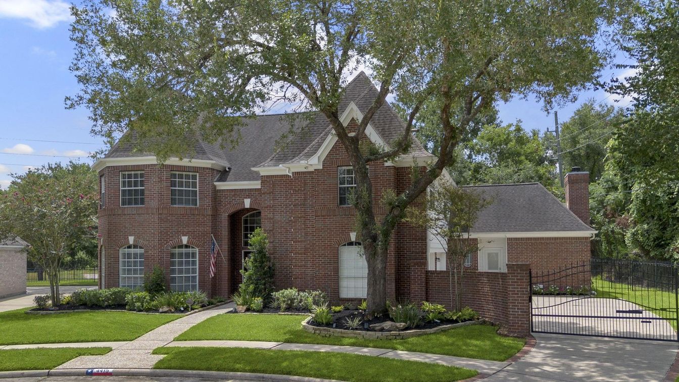 Exterior, Facade, Brick Facade, Brick Traditional