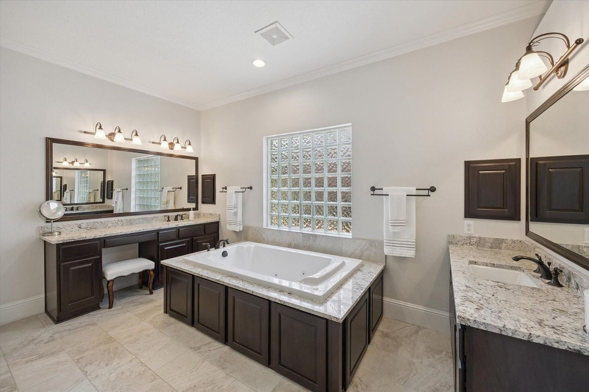 Bathroom, Dual Sink Vanities, Interior, Recessed Lighting