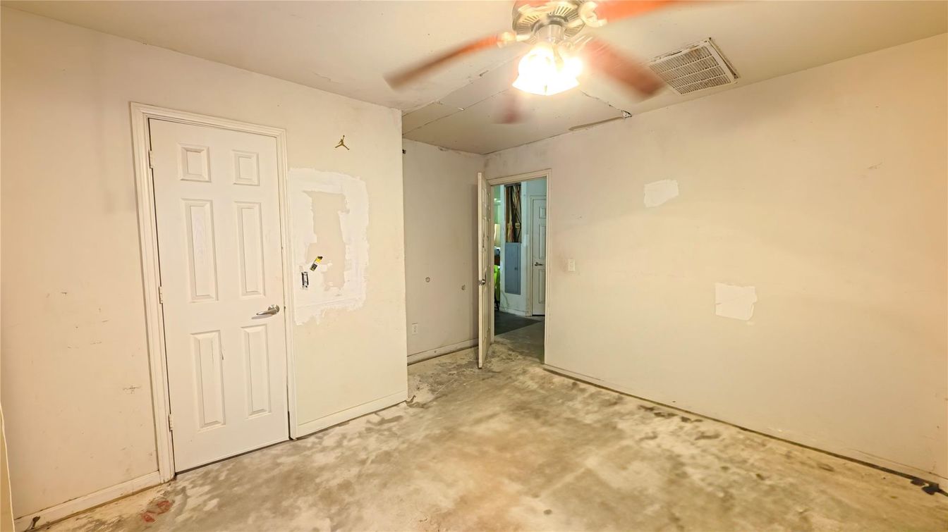 Empty room, Interior