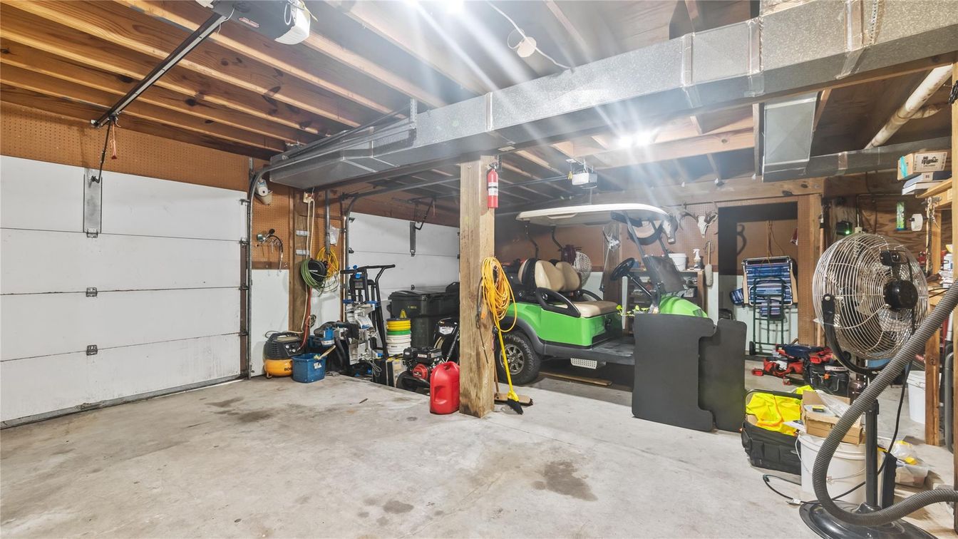 Fitness Equipment, Garage, Interior, Wooden Beams