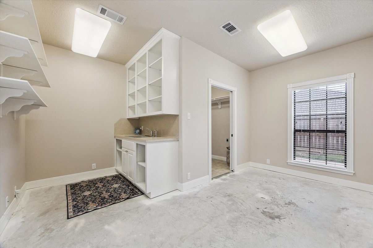Empty room, Interior