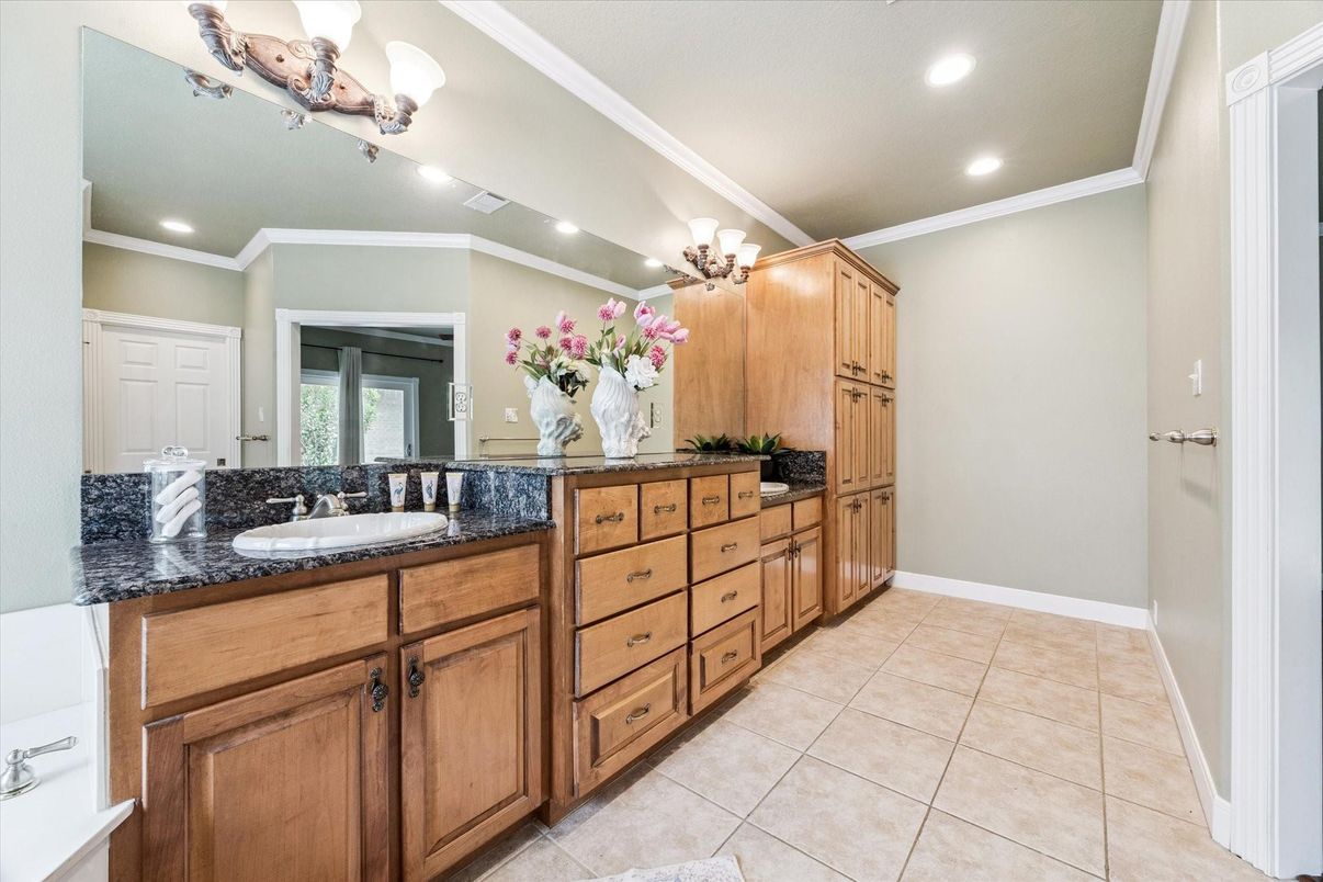 Bathroom, Dual Sink Vanities, Interior, Recessed Lighting