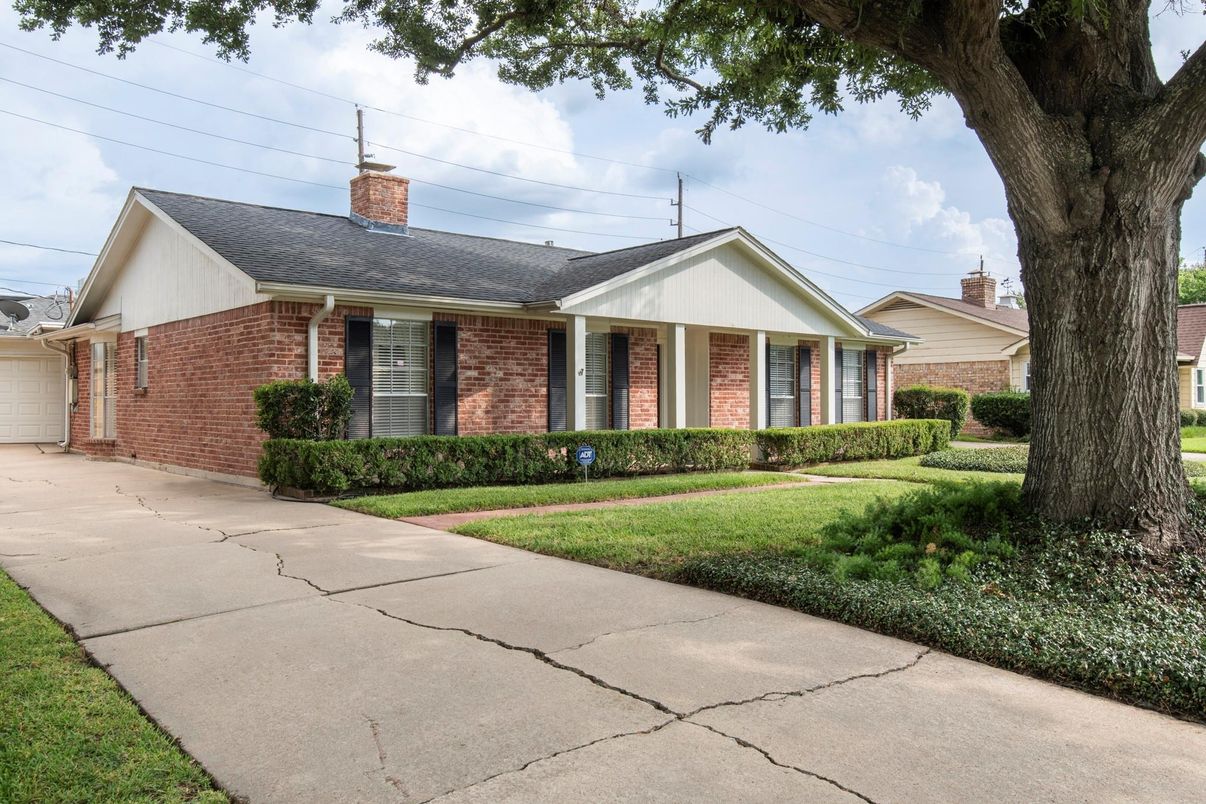 Exterior, Facade, Brick Facade, Ranch