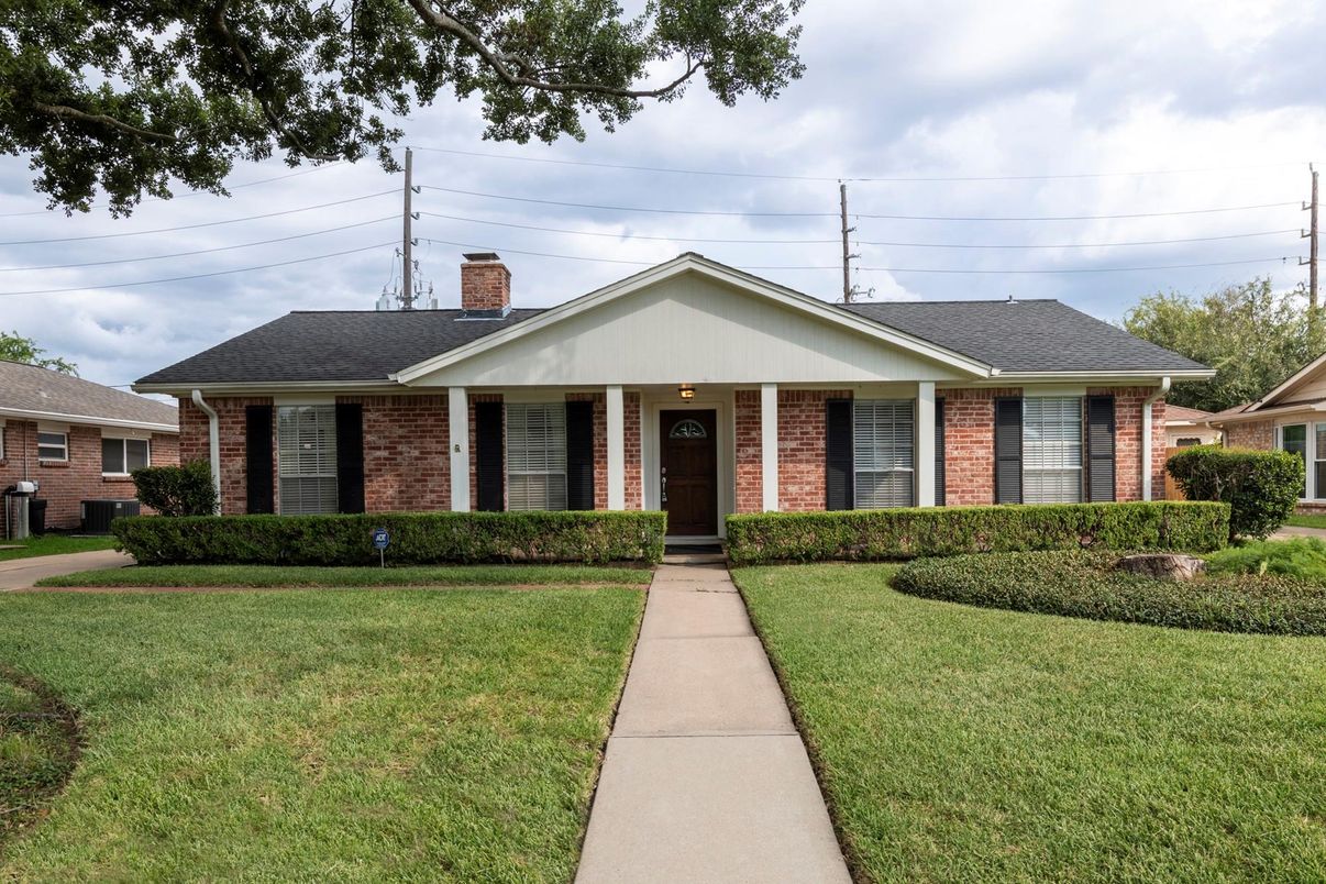 Exterior, Facade, Brick Facade, Ranch