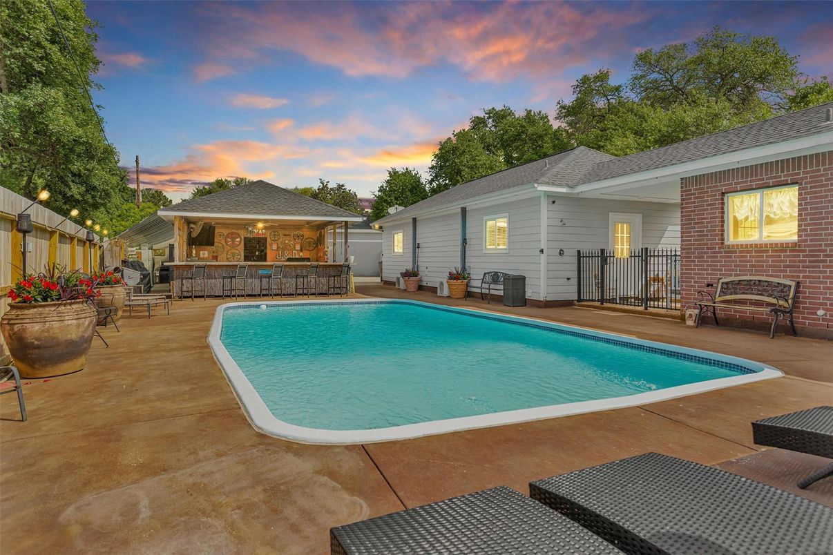 Exterior, Pool