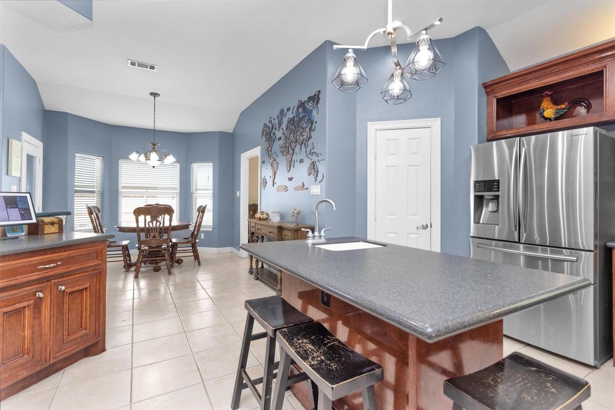 Chandelier, Dining room, Interior, Kitchen, Stainless Steel Appliances