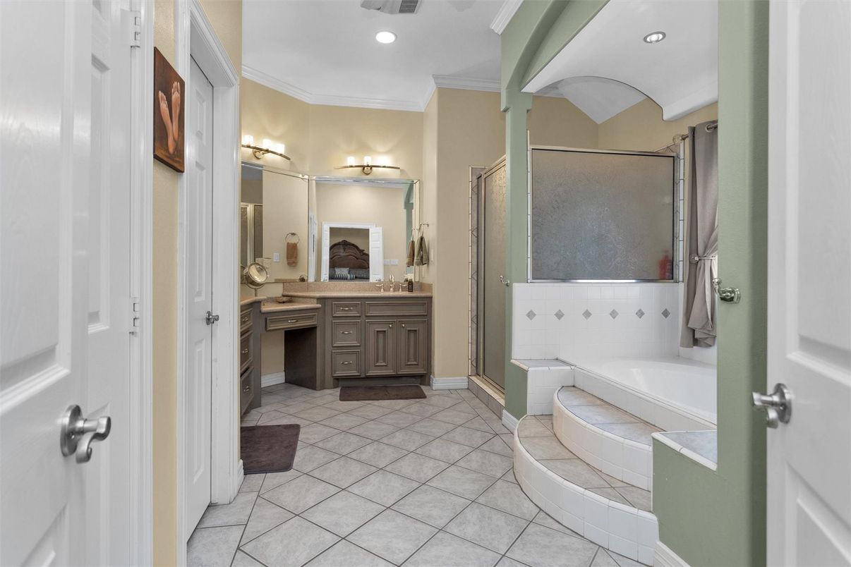 Bathroom, Interior, Recessed Lighting
