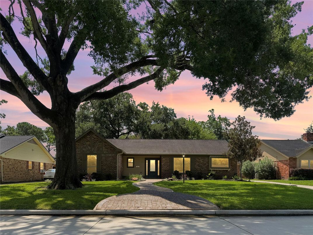 Exterior, Facade, Ranch
