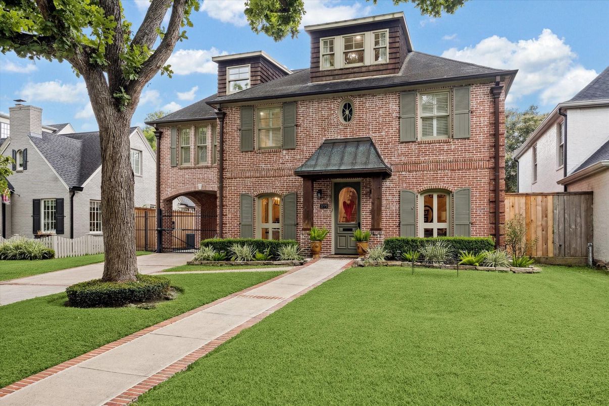 Exterior, Facade, Brick Facade, Georgian