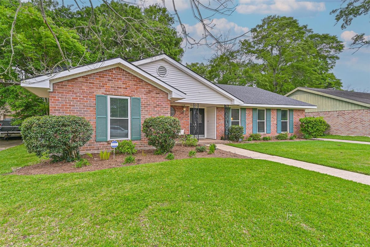 Exterior, Facade, Brick Facade, Ranch