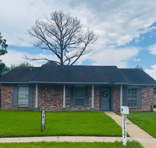 Exterior, Facade, Brick Facade, Ranch
