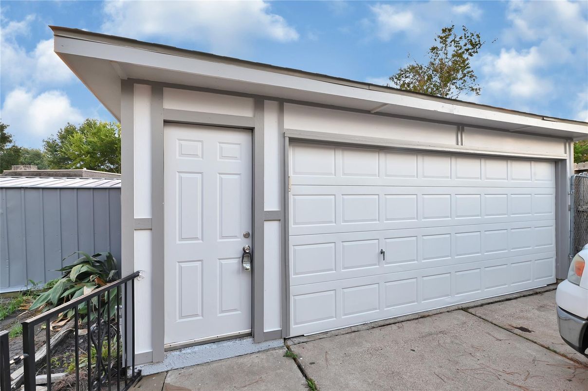 Detached Garage, Exterior