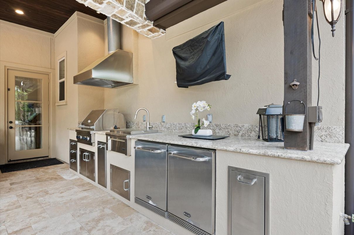 Exterior, Interior, Recessed Lighting, Stainless Steel Appliances