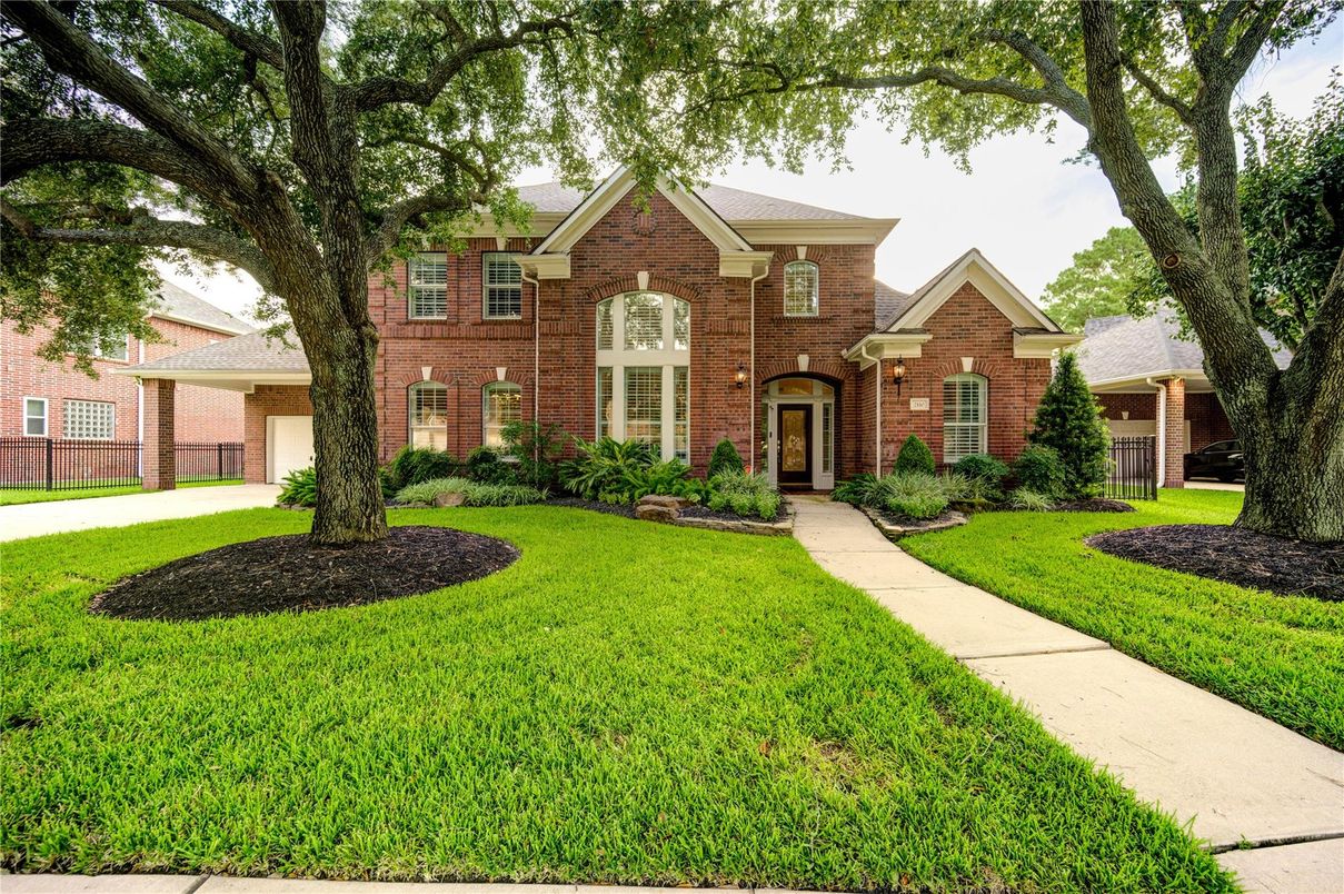 Exterior, Facade, Brick Facade, Brick Traditional