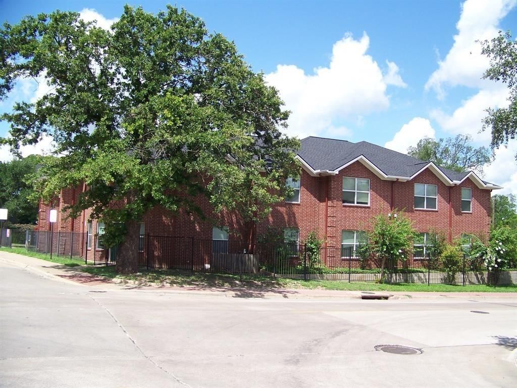 Exterior, Facade, Brick Facade, Brick Traditional