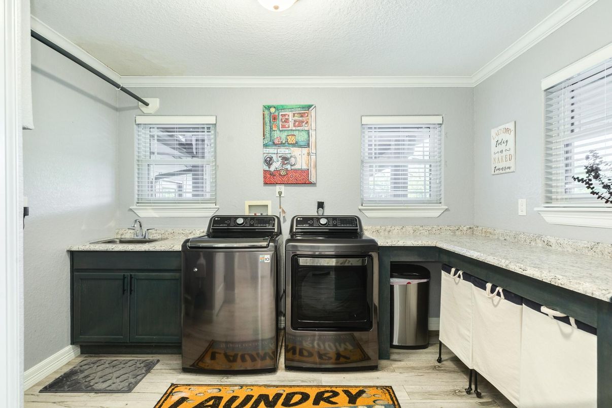Interior, Washer, Wood Texture Flooring