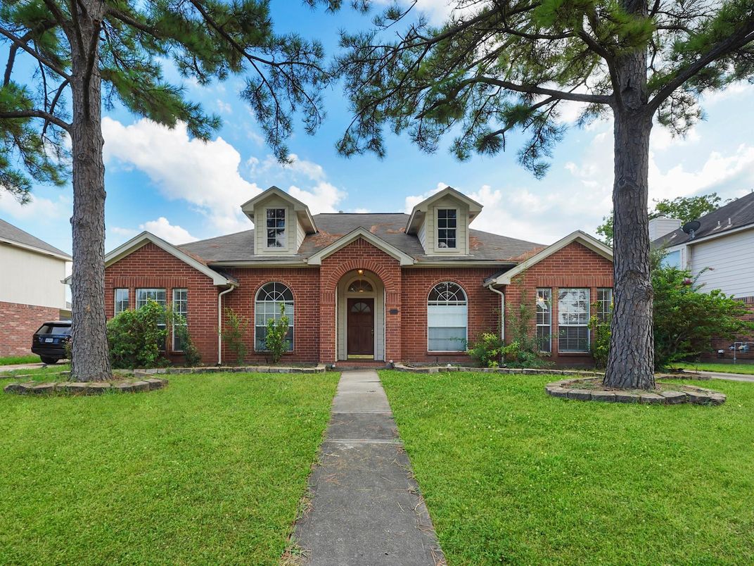 Exterior, Facade, Brick Facade, Ranch