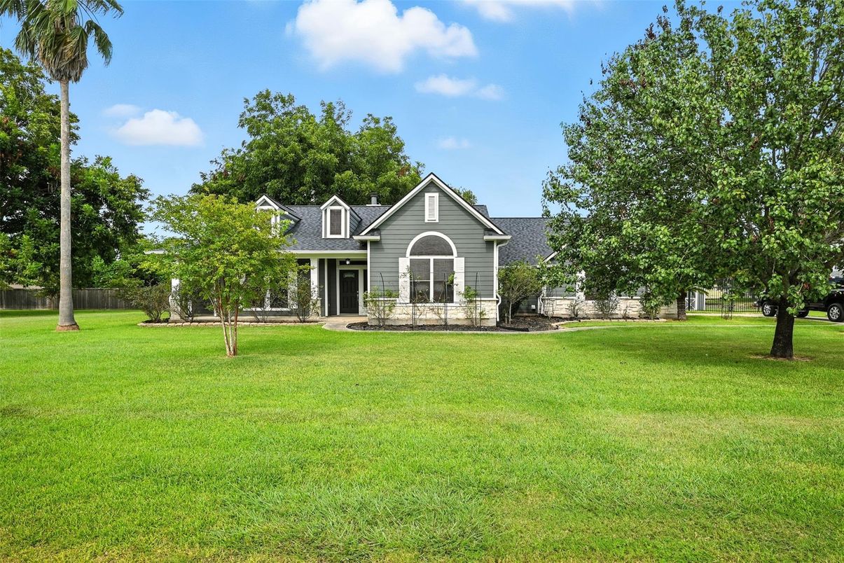 Backyard, Exterior, Facade, Ranch
