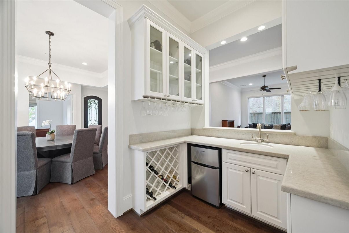 Chandelier, Dining room, Interior, Kitchen, Pendant Lights, Recessed Lighting, Wood Texture Flooring