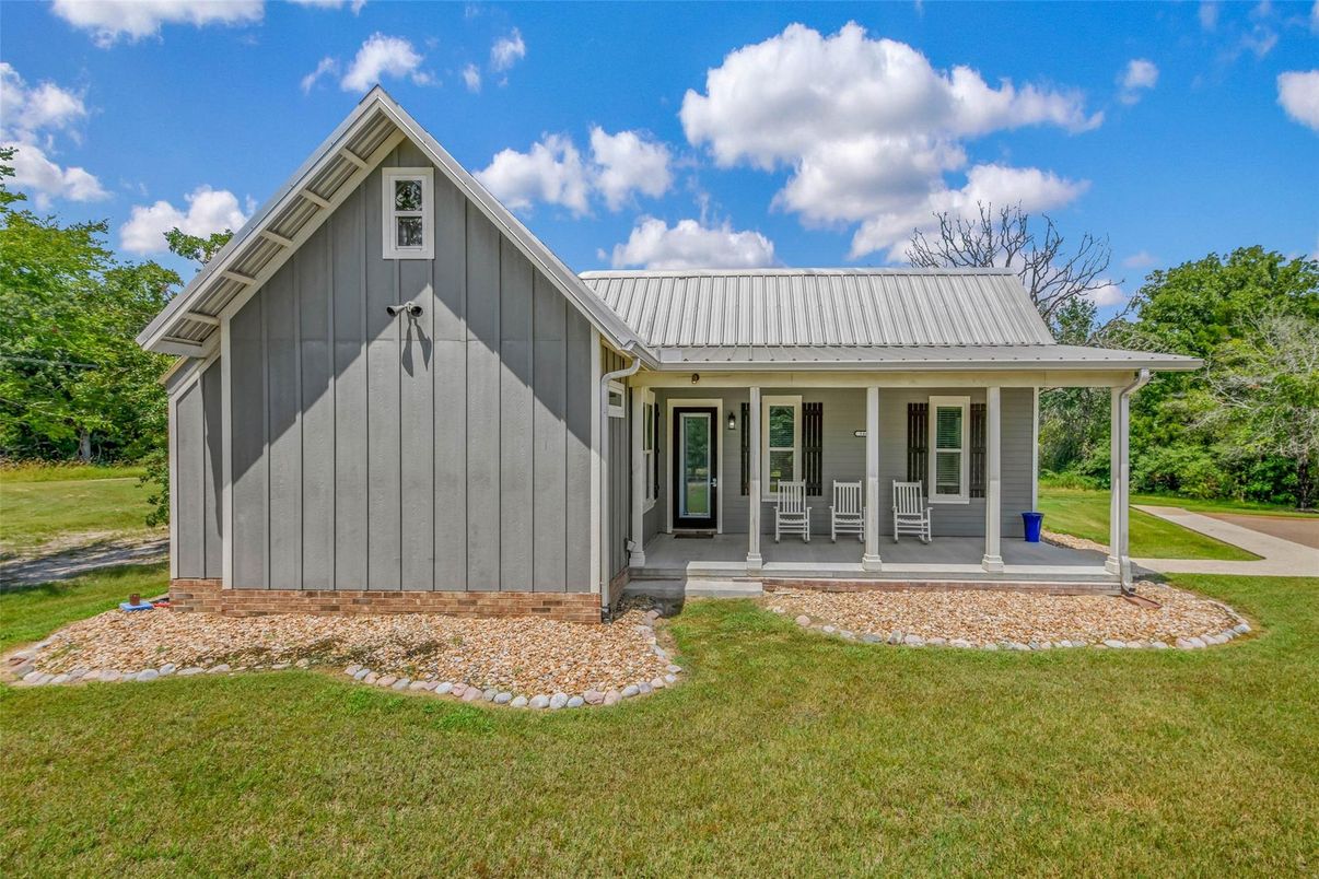 Exterior, Facade, Ranch