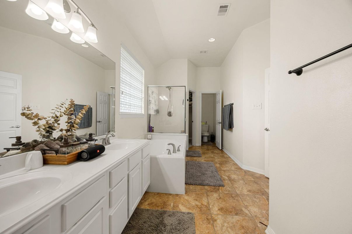 Bathroom, Dual Sink Vanities, Interior, Recessed Lighting