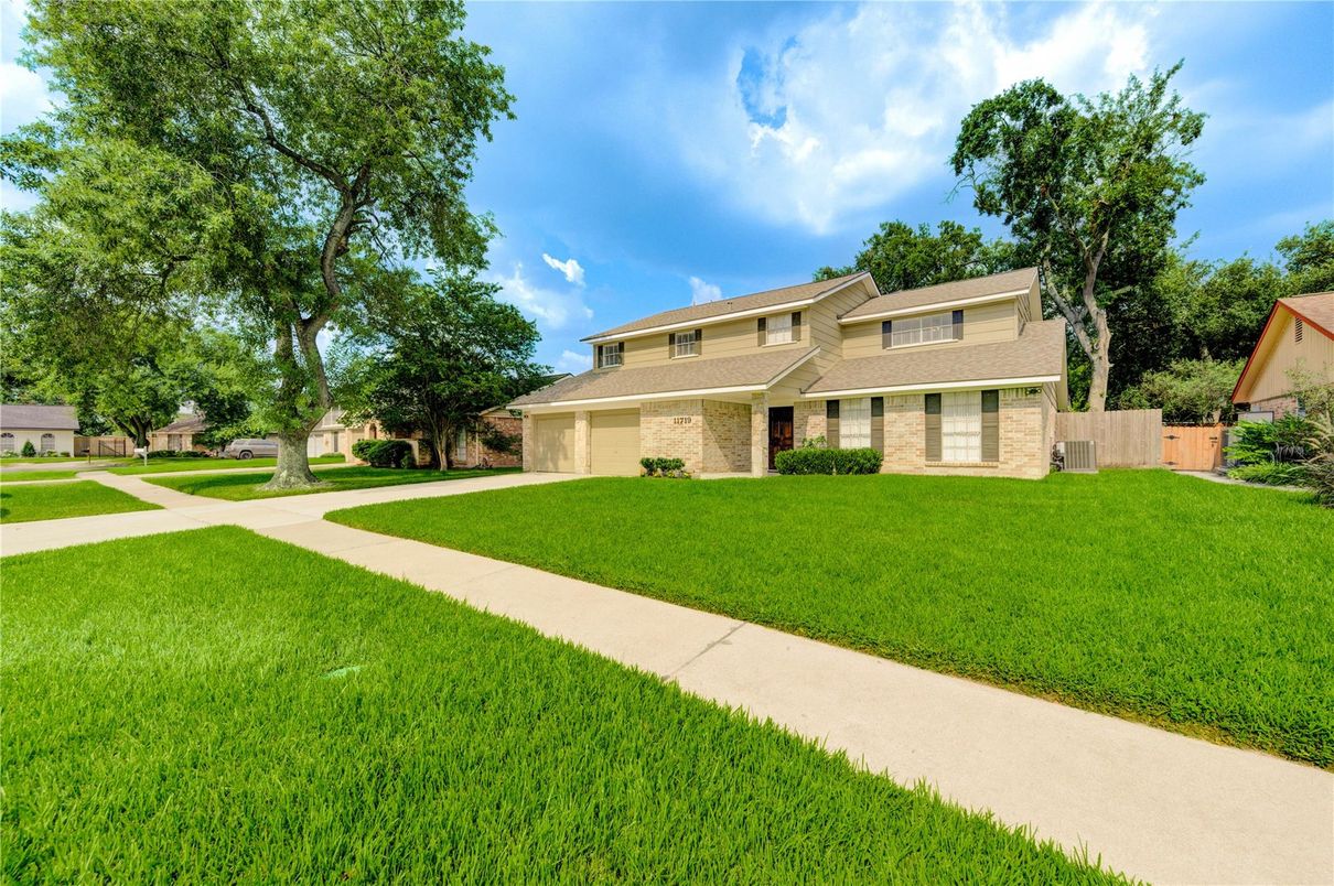 Attached, Backyard, Exterior, Facade, Brick Facade, Modern