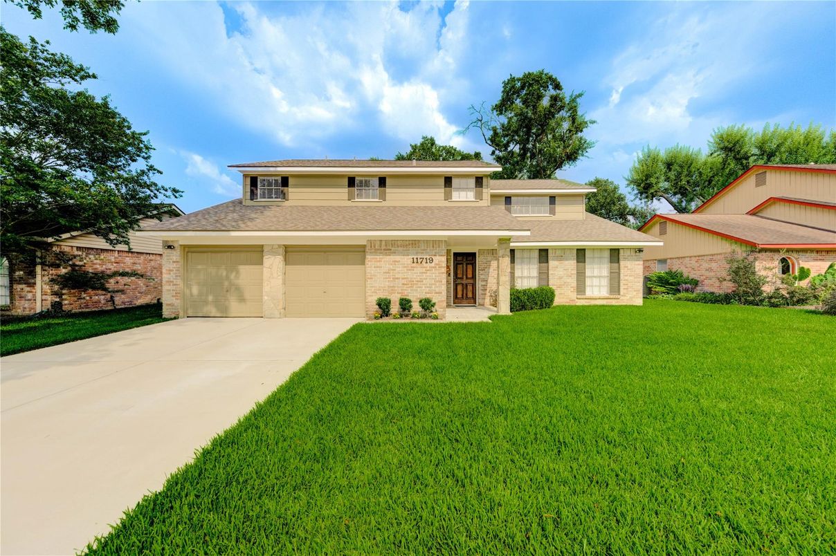 Attached, Exterior, Facade, Brick Facade, Split Level