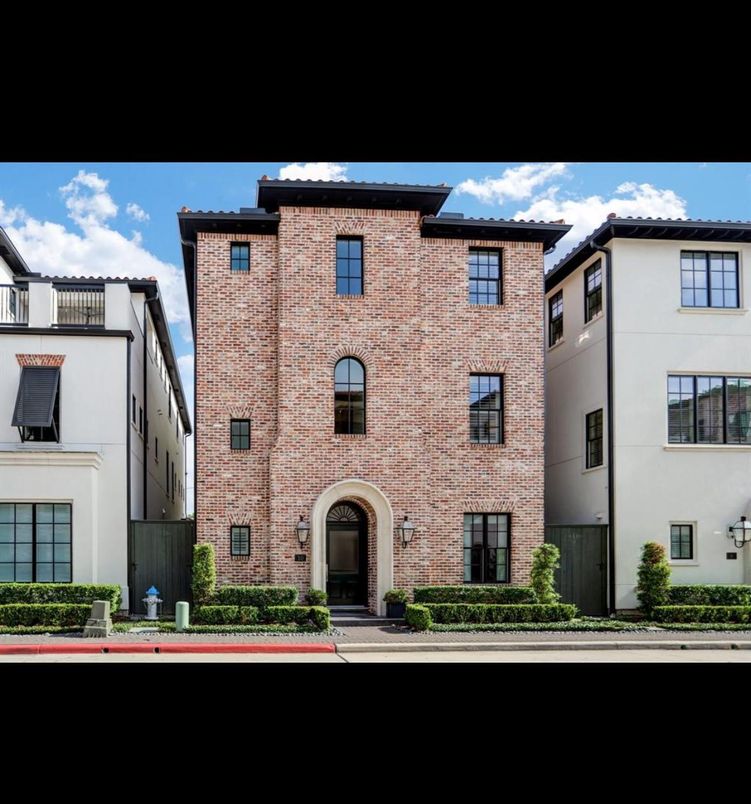 Exterior, Facade, Brick Facade, Rowhouse