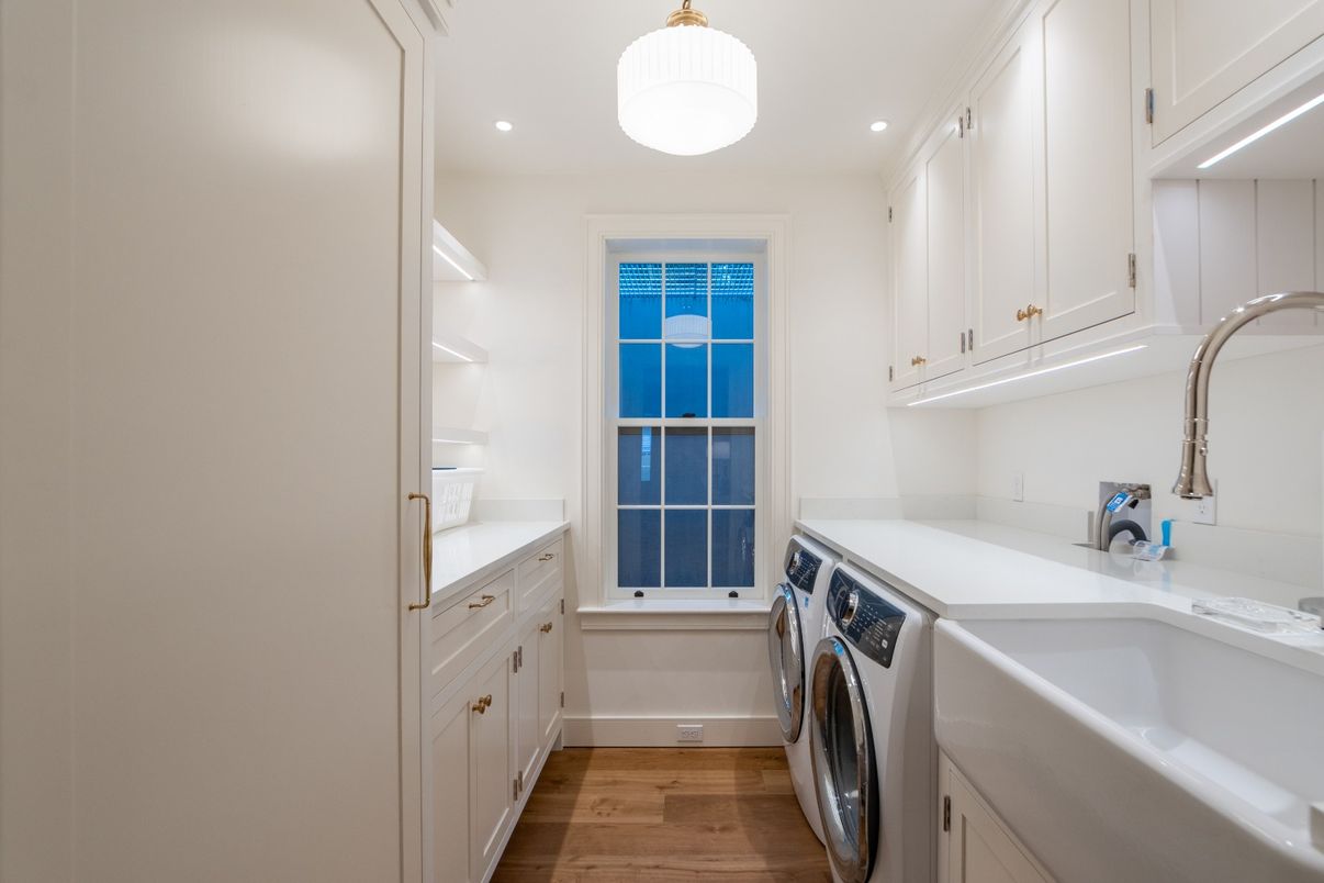 Interior, Recessed Lighting, Washer, Wood Texture Flooring