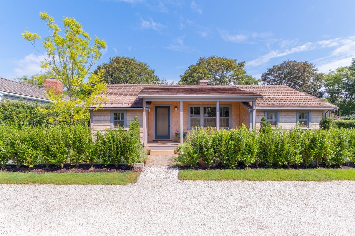 Exterior, Facade, Ranch