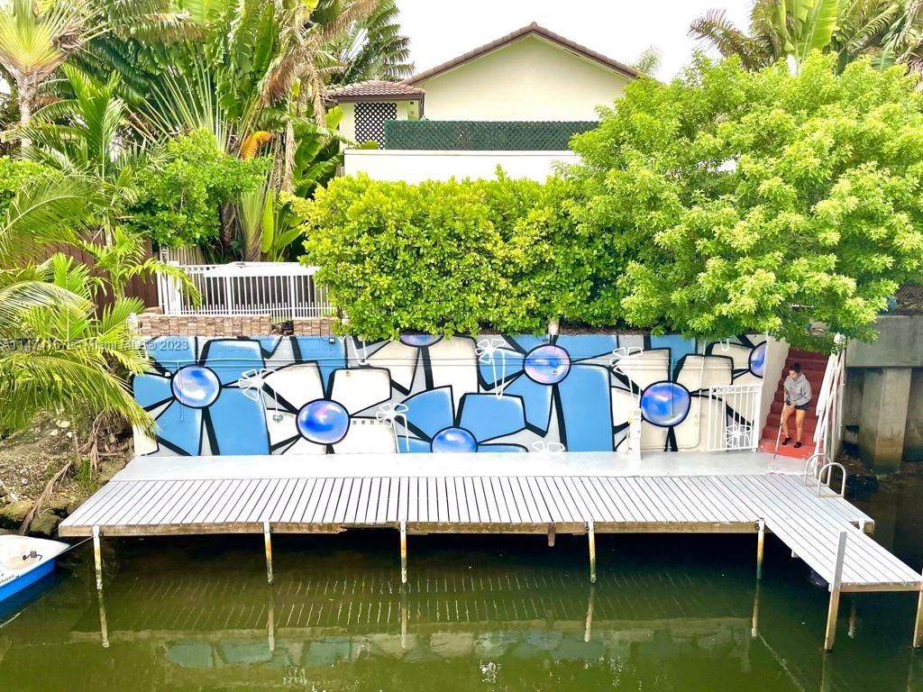 Exterior, Lake