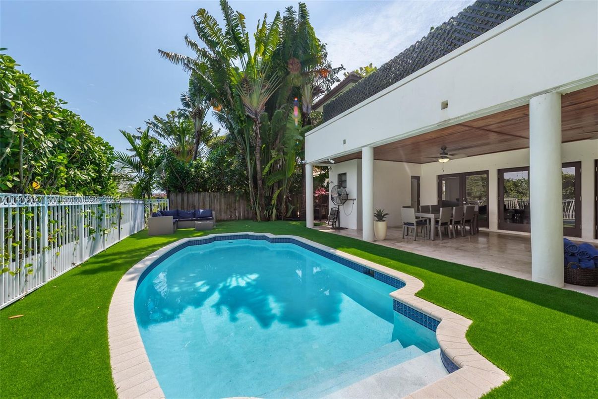 Exterior, Pool