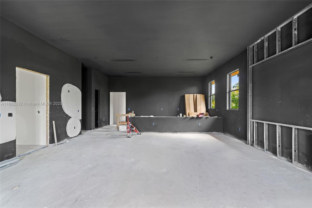 Empty room, Interior