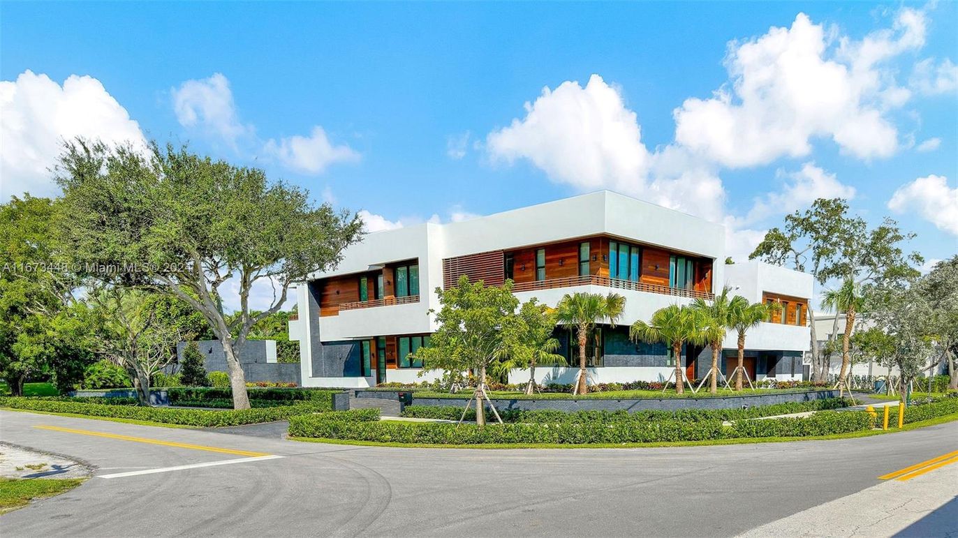 Exterior, Facade, Modern